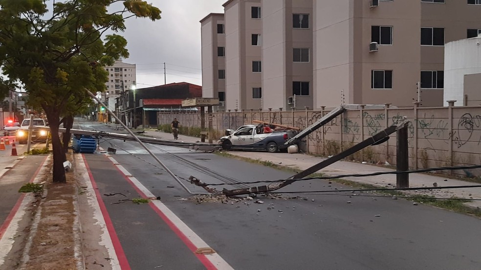 Parte da Avenida Pompílio Gomes, no Bairro Passaré, em Fortaleza, foi interditada após postes tombarem na via. — Foto: Arnaldo Araújo/ SVM
