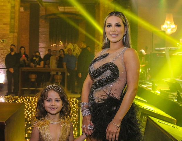 Deolane Bezerra e a filha, Valentina (Foto: Leo Franco e Thiago Duran/AgNews)