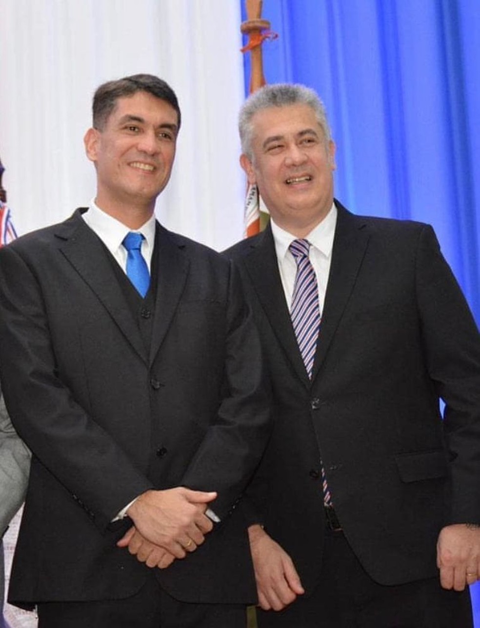 De gravata azul, Ronald Acevedo, ao lado do irmão José Carlos Acevedo.  — Foto: Redes sociais/Reprodução