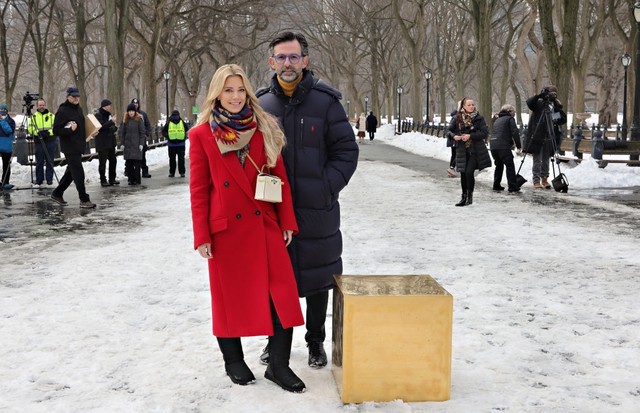NEW YORK, NEW YORK - FEBRUARY 02: TV personality Sylvie Meis poses for a photo with artist Niclas Castello as he unveils his new piece "The Castello CUBE", an artwork made of pure 24-carat, 999.9 fine gold in Central Park on February 02, 2022 in New York  (Foto: Getty Images)