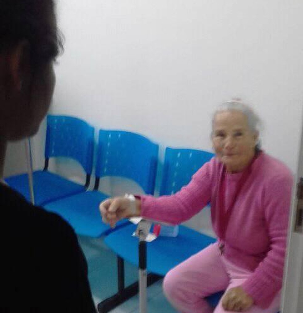 Idosa Ã© esquecida em posto de saÃºde em Itapetininga (Foto: Arquivo Pessoal)