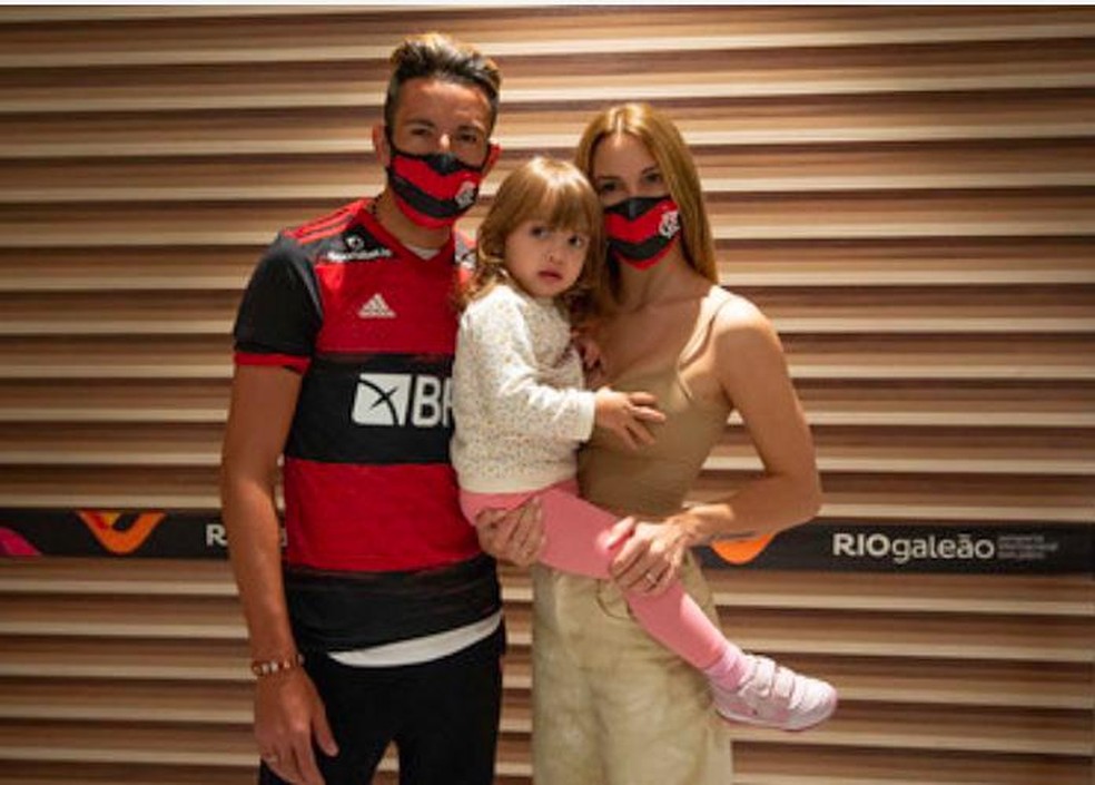 Isla com a família na chegada ao Rio — Foto: Alexandre VIdal / Flamengo