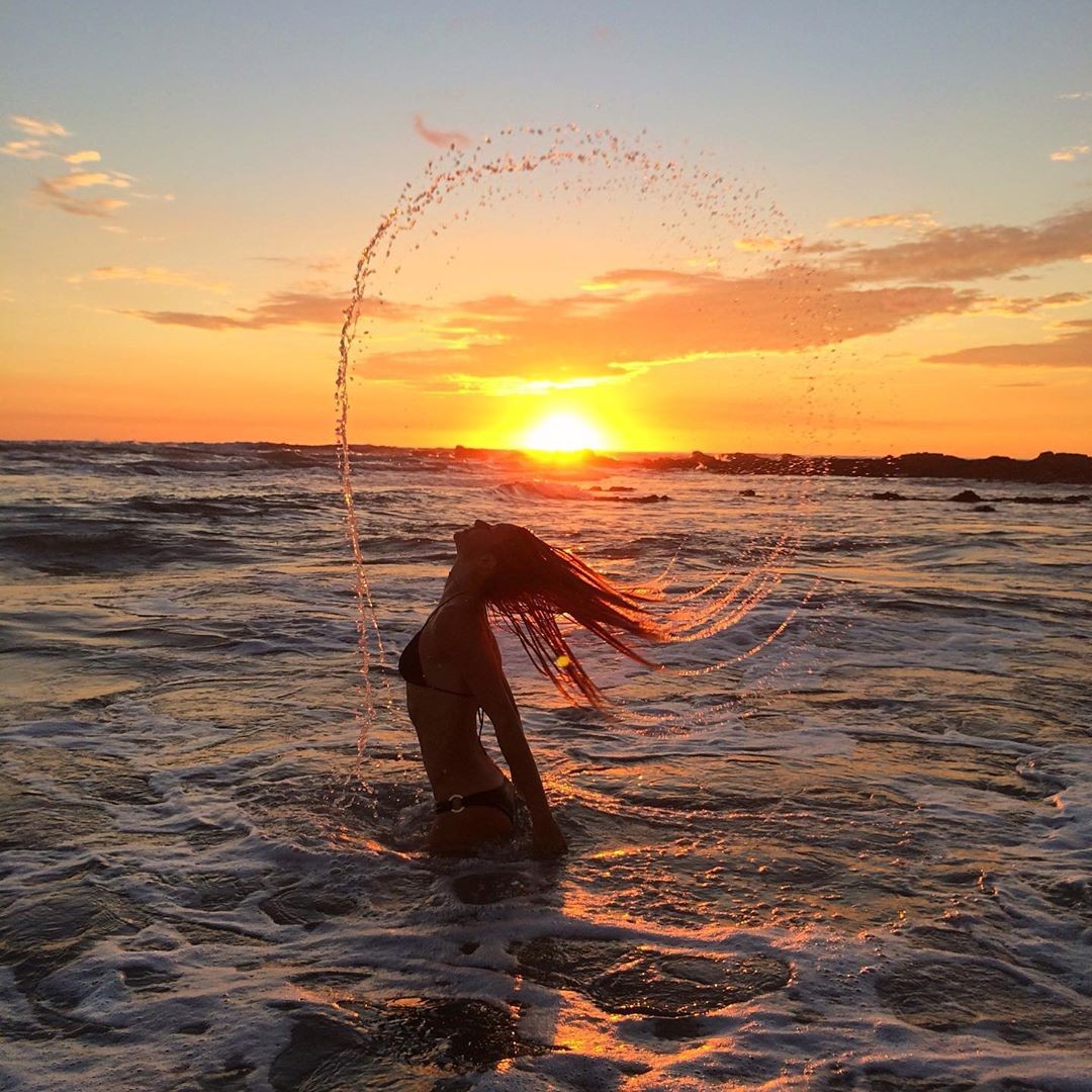 Gisele Bündchen tira foto no mar durante o pôr-do-Sol (Foto: Reprodução/Instagram)