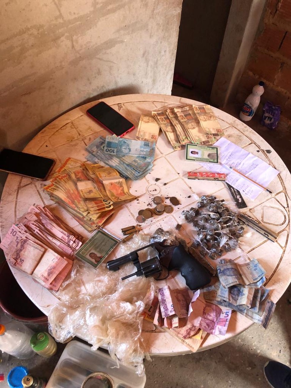 Suspeitos de tráfico são presos com armas, drogas e dinheiro na cidade de Timon — Foto: Divulgação/Polícia Civil do Maranhão