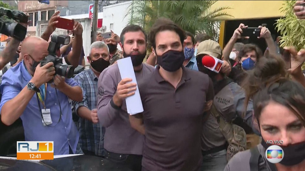 Dr. Jairinho deixa delegacia nesta quinta-feira (8) — Foto: Reprodução/TV Globo