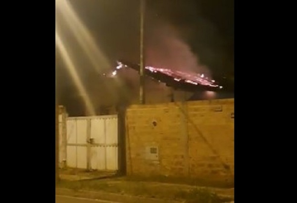 Casa pegou fogo em Avaré (SP) — Foto: A Voz do Vale/Divulgação