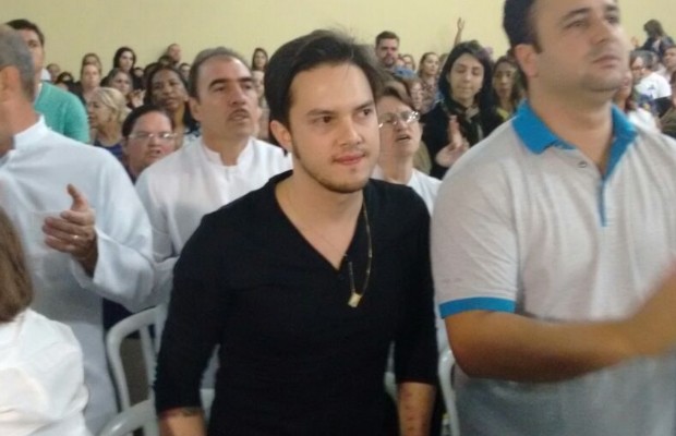 Corpo do cantor sertanejo Cristiano Araújo é enterrado em Goiânia ::  Notícias de MT