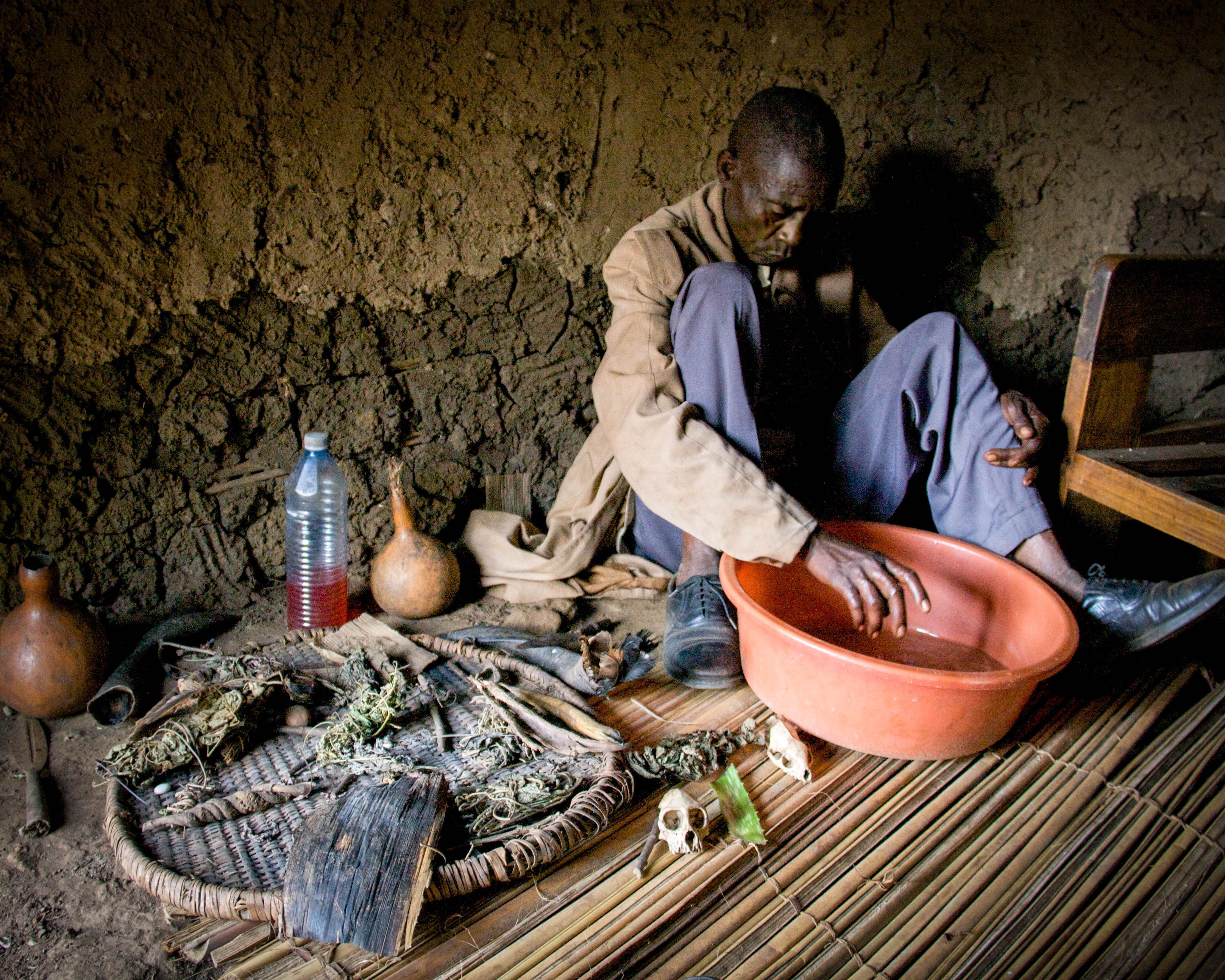 FORT PORTAL, UGANDA - Dec 2009: A Ugandan witch doctor sits among ritual paraphernalia in a small village near Fort Portal in Uganda, East Africa (Foto: Getty Images)