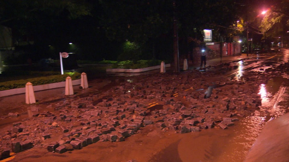 Na região do Maracanã, motoristas e pedestres encontraram ruas interditadas (Foto: Reprodução / Tv Globo)