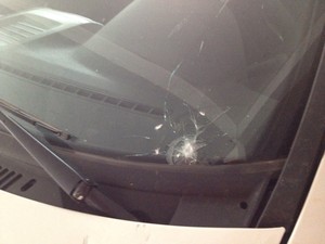 Pedra atingiu e trincou para-brisa de carro de emissora de televisão (Foto: Janine Limas/RBS TV)