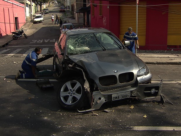 BMW derruba poste na Região Noroeste de Belo Horizonte (Foto: Reprodução/TV Globo)