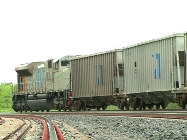 Trem parte de Goiás para o Maranhão pela Ferrovia Norte-Sul (Foto: Reprodução/ TV Anhanguera)