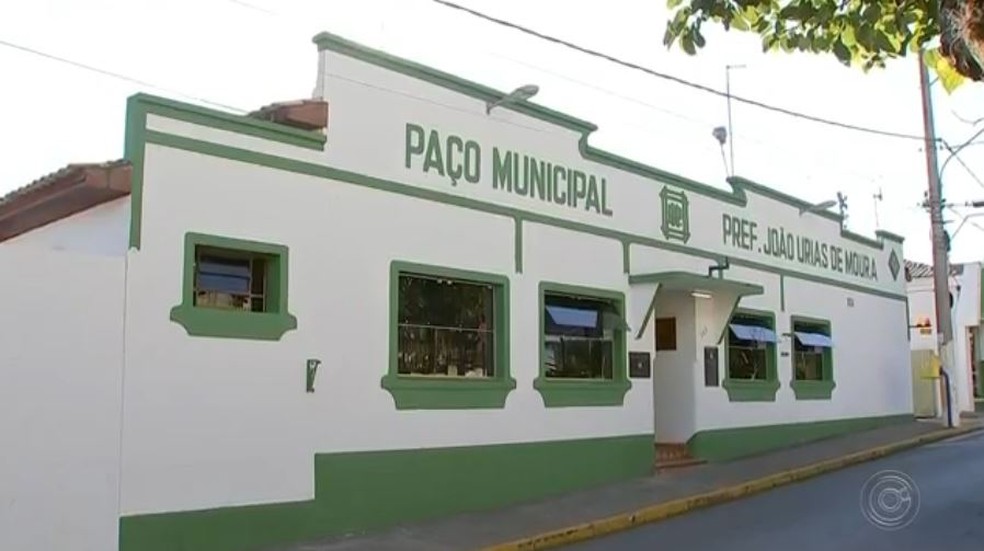 Vice toma posse após prefeito ser