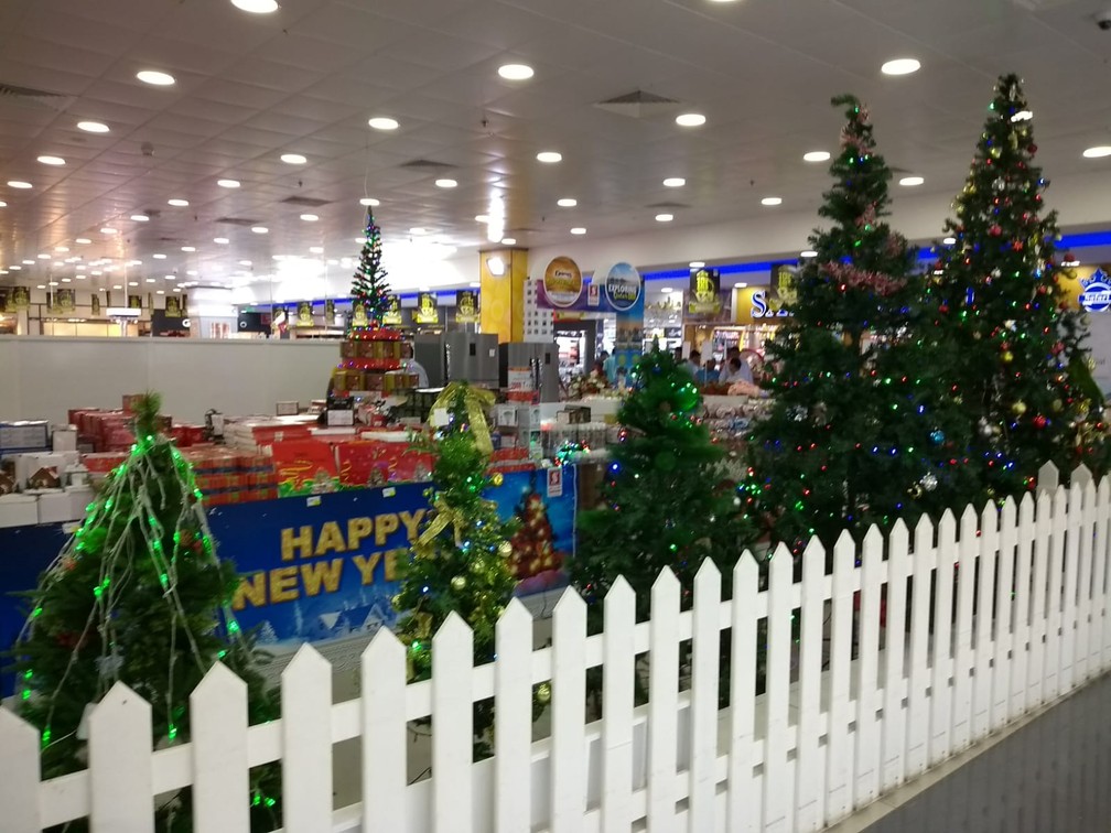 Árvores de Natal são vendidas em supermercado, mas quase não aparecem fora das casas ou dos hotéis do Catar — Foto: Damiana Cortez/Arquivo pessoal