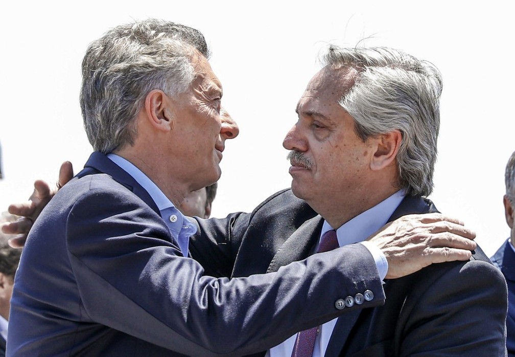 Mauricio Macri e Alberto Fernández se encontram em uma missa em Buenos Aires em 8 de dezembro de 2019 — Foto: Esteban Collazo / Gabinete de Alberto Fernandez press office / Via AFP