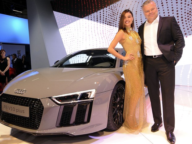 A atriz Isis Valverde mostra o novo Audi R8 ao lado do CEO da Audi no Brasil, no Salão do Automóvel São Paulo 2016 (Foto: Alan Morici/G1)