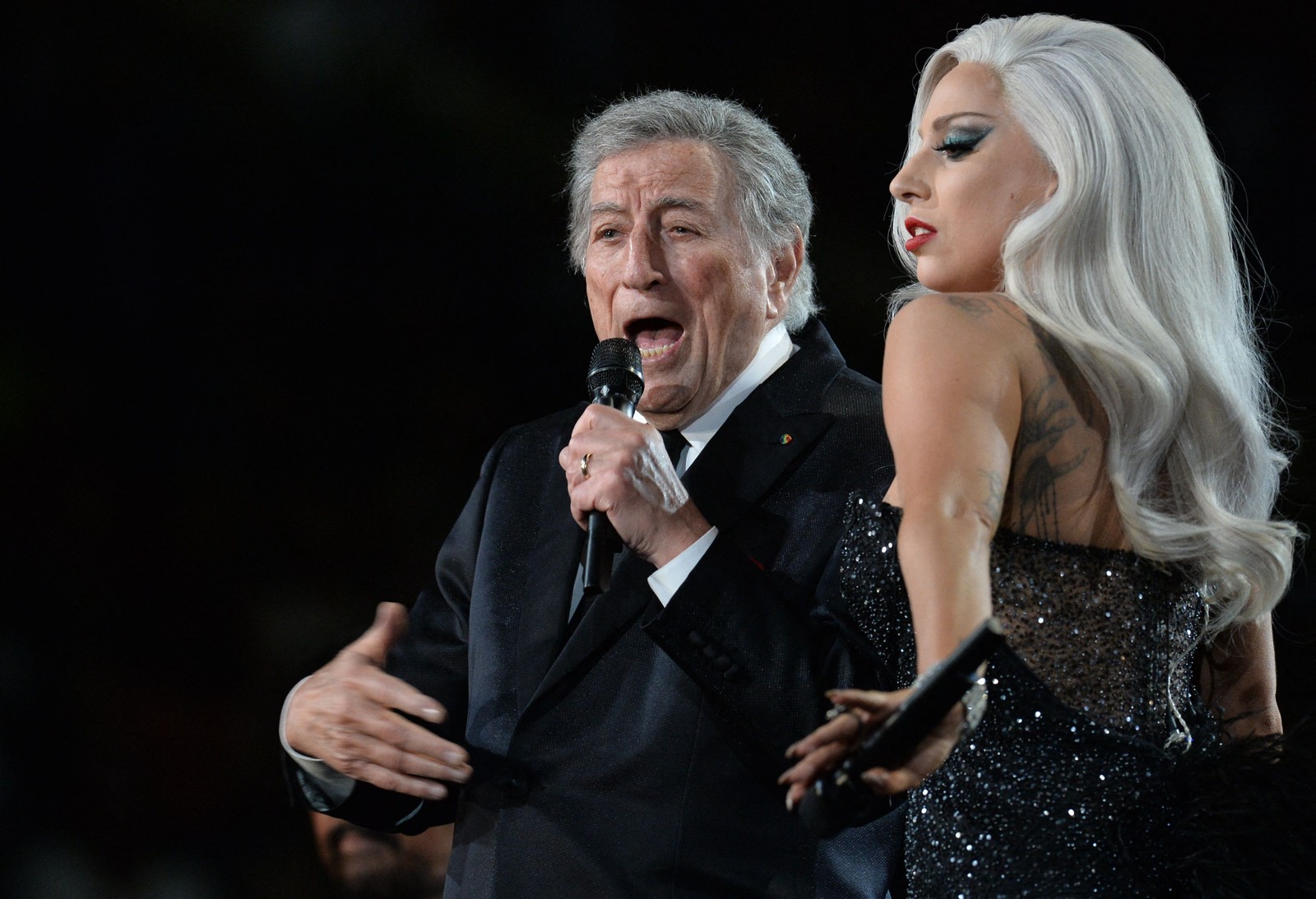 O cantor Tony Bennett e Lady Gaga se apresentaram juntos no 57º Grammy Awards, em Los Angeles, em 2015. — Foto: Robyn BECK / AFP