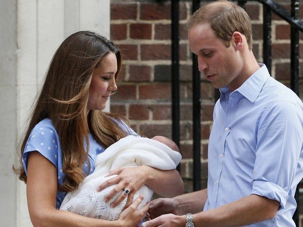 23/7 - Kate passa o filho para as mãos de William (Foto: Stefan Wermuth/Reuters)