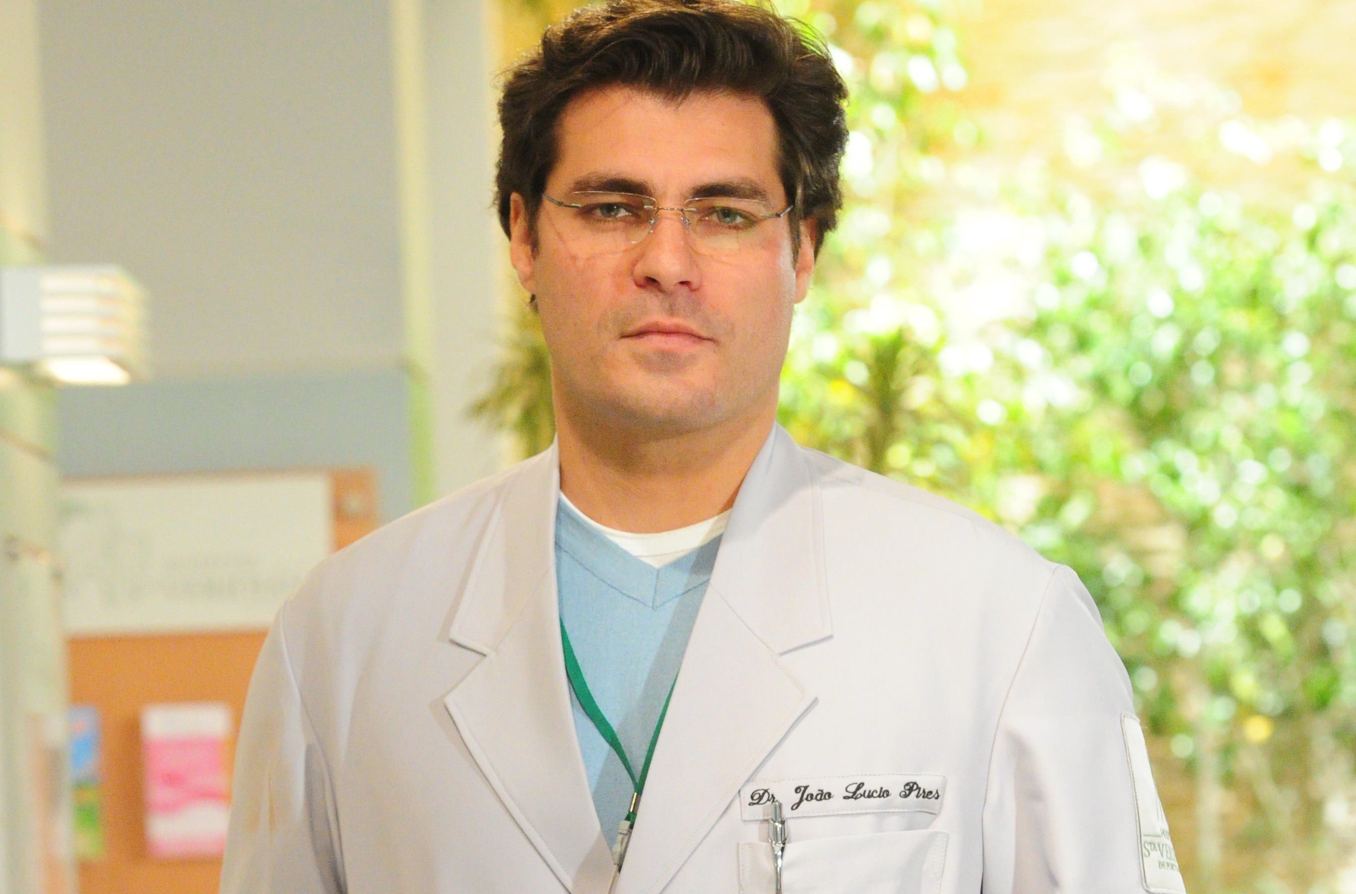 Thiago Lacerda caracterizado como o médico Lúcio na novela A Vida da Gente (Foto: João Miguel Junior/TV Globo)