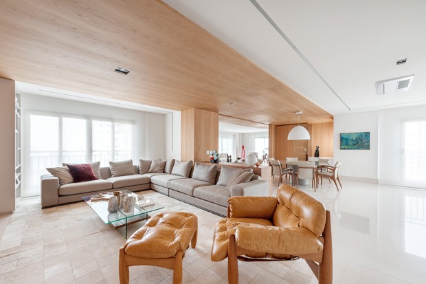 Apartamento minimalista tem living amplo e muita luminosidade  (Foto: Divulgação)