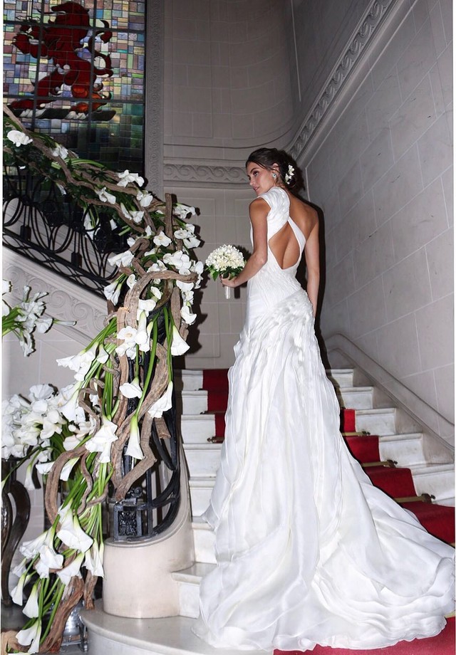 O vestido de noiva, criado pelo estilista (Foto: Aderbal Freire e  Fernanda Scott)