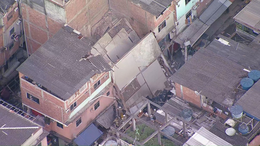 Prédio de quatro andares desabou em Rio das Pedras, na Zona Oeste do Rio — Foto: Reprodução / TV Globo