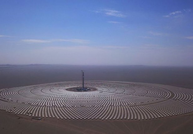 No mesmo deserto da província de Gansu, a China já possui diversos projetos que buscam substituir energias poluentes (Foto: Getty Images via BBC)