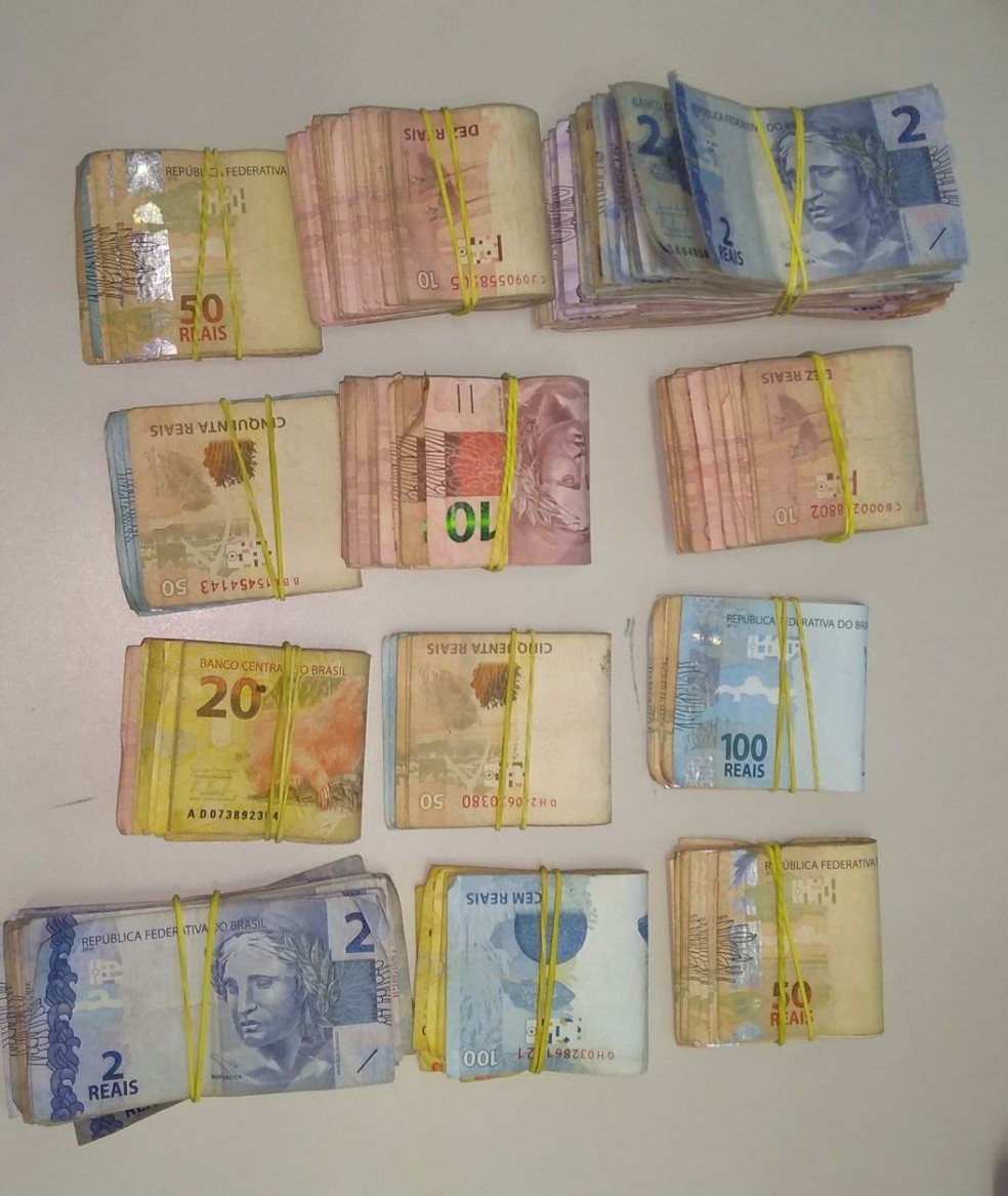 Com a duipla que foi presa, os agentes encontraram R$ 11.400 em dinheiro (Foto: Polícia Civil/Divulgação)
