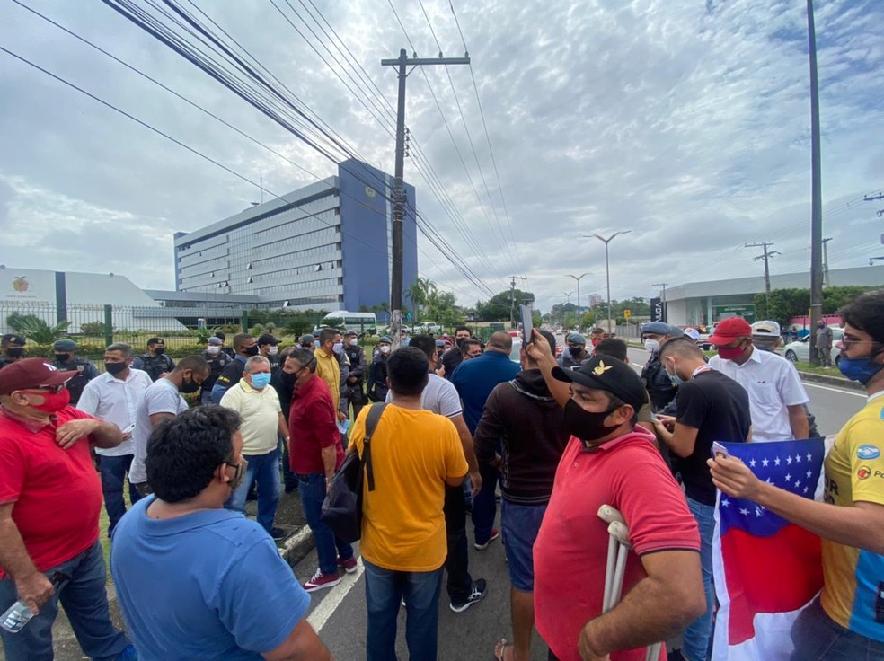 Protesto em frente à Aleam em Manaus — Foto: Patrick Marques/G1 