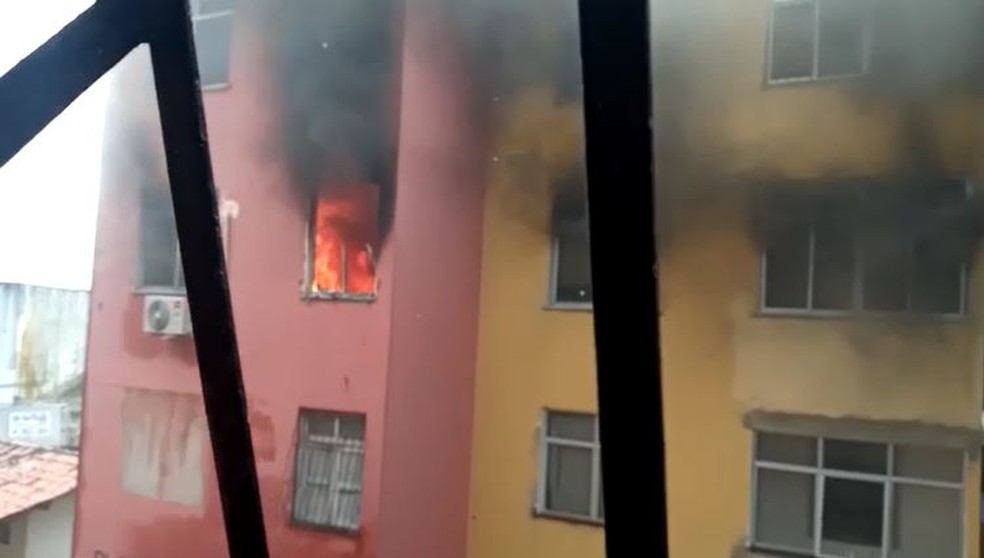 Apartamento ficou destruído após incêndio. — Foto: Reprodução