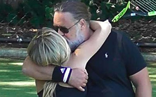 Russell Crowe é clicado aos beijos com a namorada, na Austrália