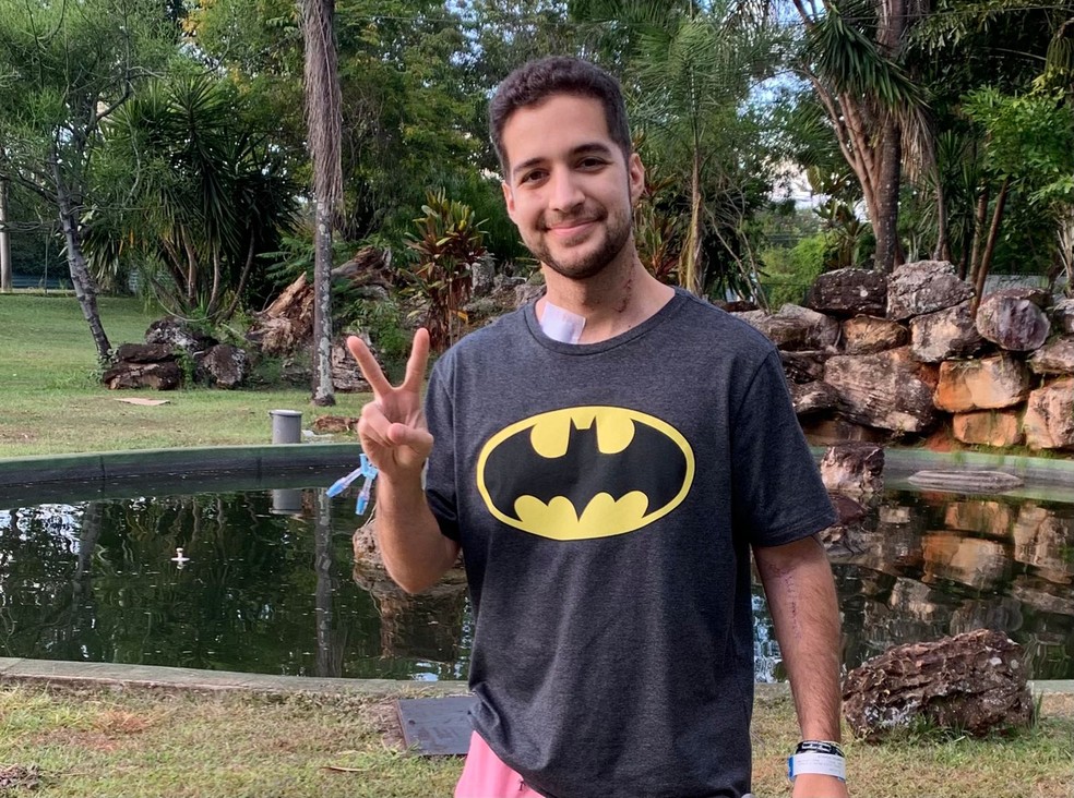 Jornalista Gabriel Luiz, da Globo Brasília, posta foto no jardim do hospital onde se recupera após levar 10 facadas durante assalto — Foto: Arquivo pessoal