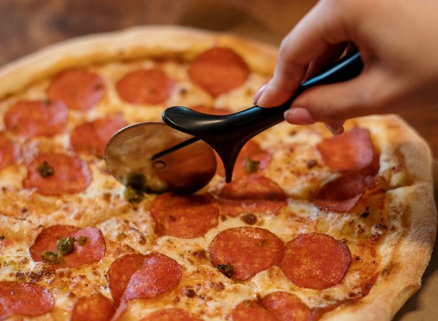 O cortador é uma peça fundamental para que a cobertura da pizza permaneça intacta (Foto: cottonbro/Pexels)