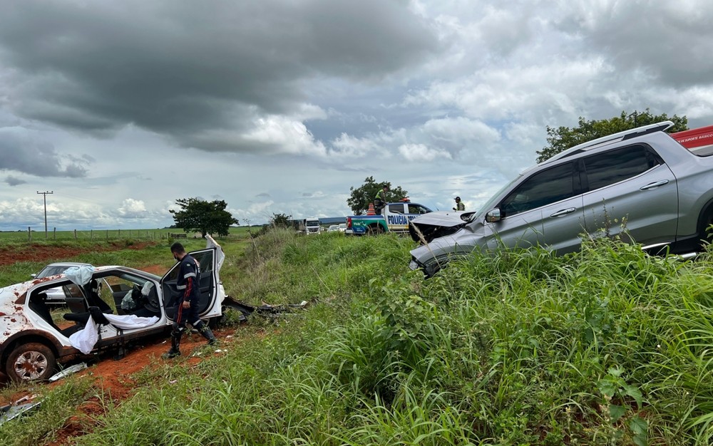 Idosa morre e quatro pessoas ficam feridas em acidente após carros baterem de frente, em Caldas Novas