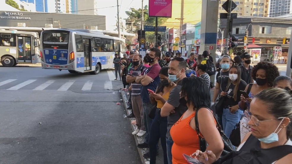Terminal lotado após paralisação de empresa de ônibus em SP — Foto: Reprodução/TV Globo