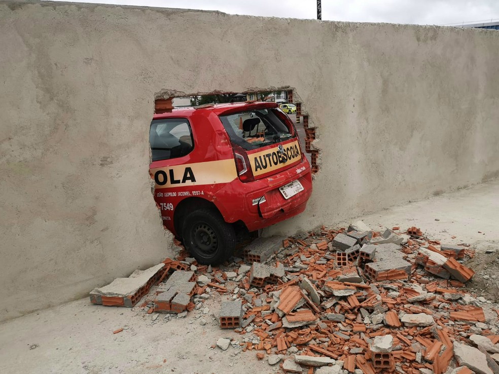 Motorista derrubou muro durante teste prático de direção, em Curitiba — Foto: Divulgação/Detran-PR