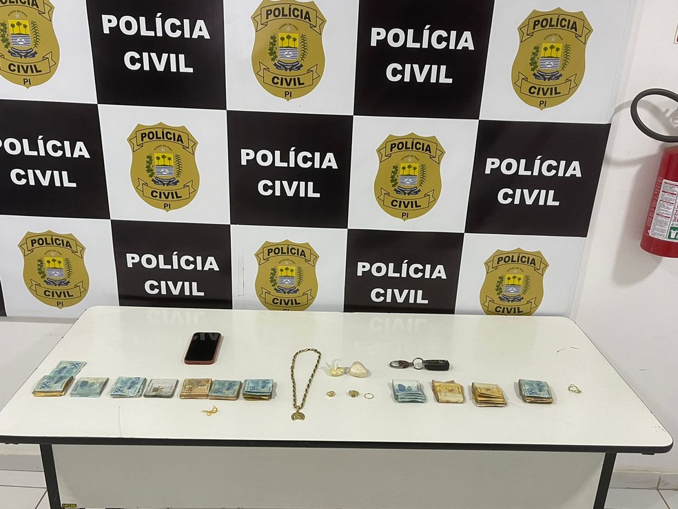 Dois s&atilde;o presos com R$ 12 mil ao sair de motel em Teresina por tr&aacute;fico de drogas  &mdash; Foto: Divulga&ccedil;&atilde;o/PCPI