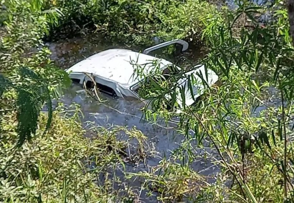 Carro dentro de área alagada, submerso. — Foto: Reprodução