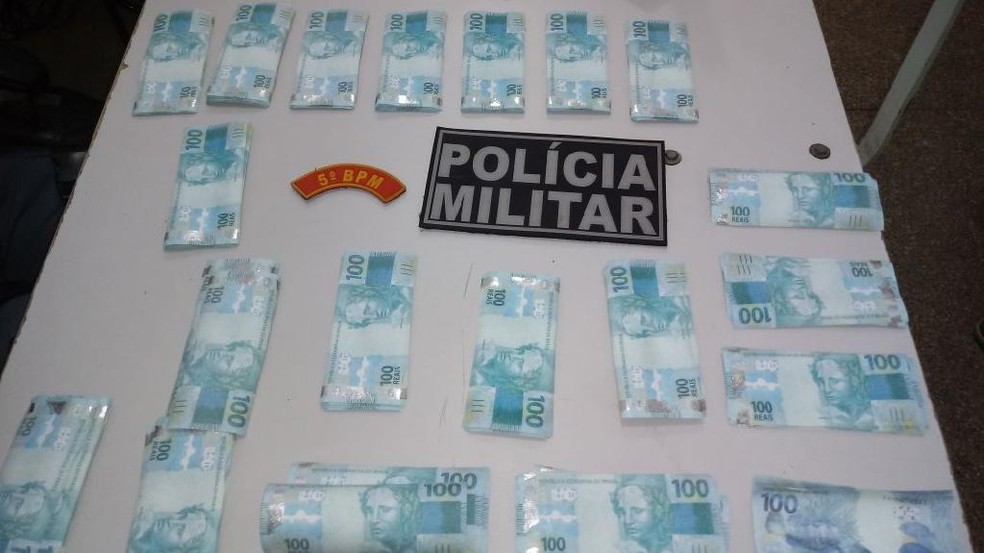 Segundo a polÃ­cia, as notas falsas somam R$ 20 mil  (Foto: PM/DivulgaÃ§Ã£o)