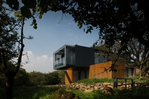 Esta casa no meio da natureza foi feita em 2014, na Irlanda, pelo escritório Patrick Bradley Architects.
