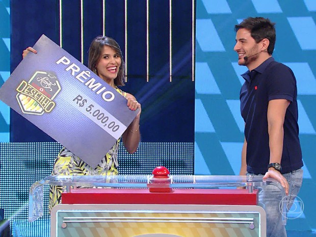 Silvia comemora com o cheque observada por Ricardo Tozzi (Foto: TV Globo)