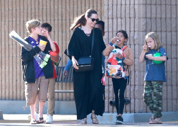 Angelina Jolie com as filhas Shiloh e Vivienne (Foto: The Grosby Group)