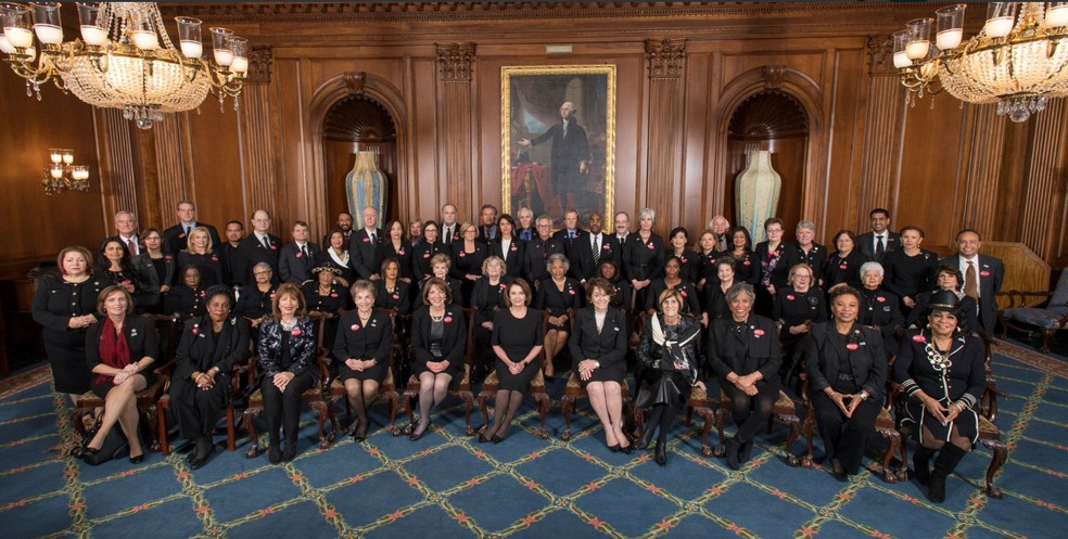 Congressistas democratas americanos se vestiram de preto nesta terça-feira (30), em apoio a movimento contra o assédio sexual, para assistir a discurso de Trump (Foto: Reprodução/ Twitter/ Suzanne Bonamici)