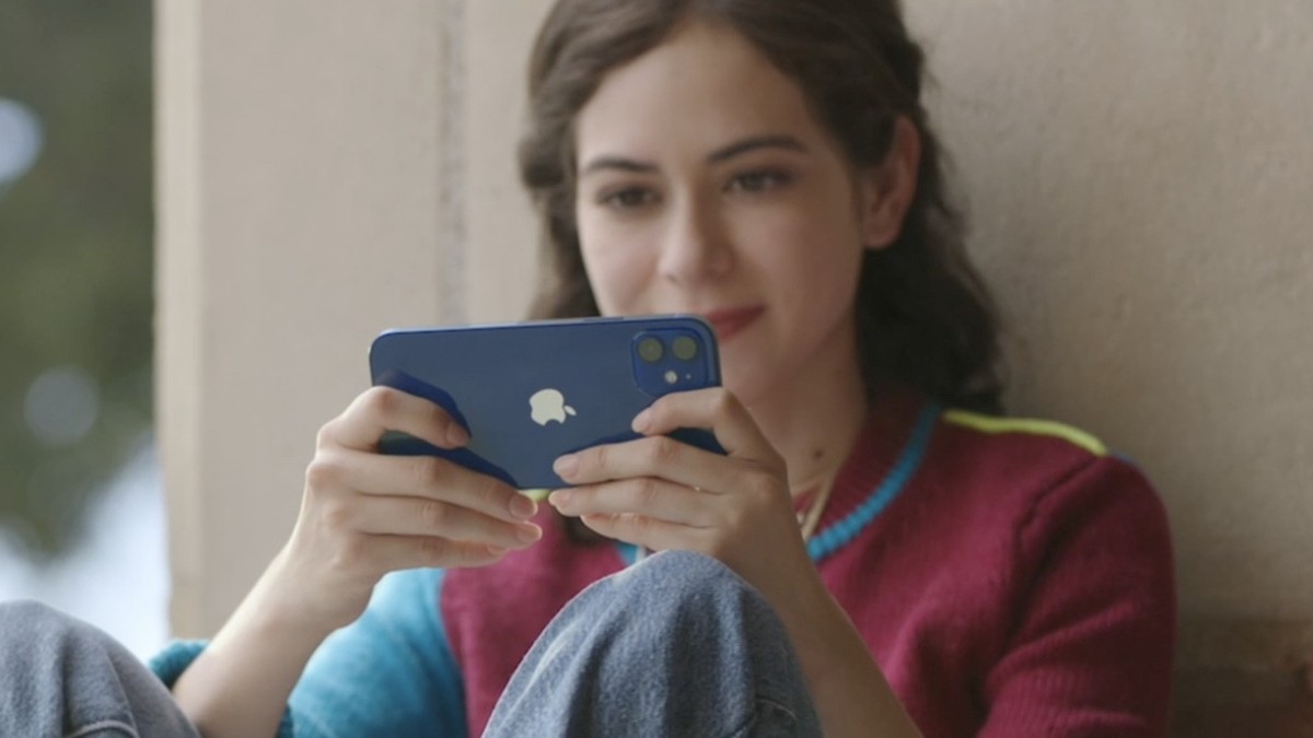 Ficar muito tempo no celular prejudica a visão? Biomédica dá dicas