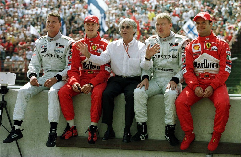 Bernie Ecclestone com Coulthard,  Schumacher, Hakkinen e Barrichello — Foto: Getty Images