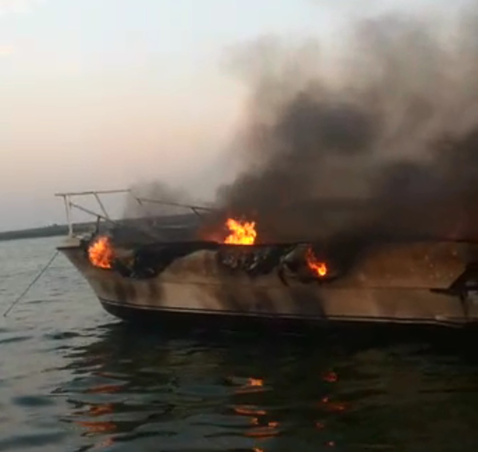 Vídeo mostra barco pegando fogo em Mineiros do Tietê — Foto: Arquivo pessoal