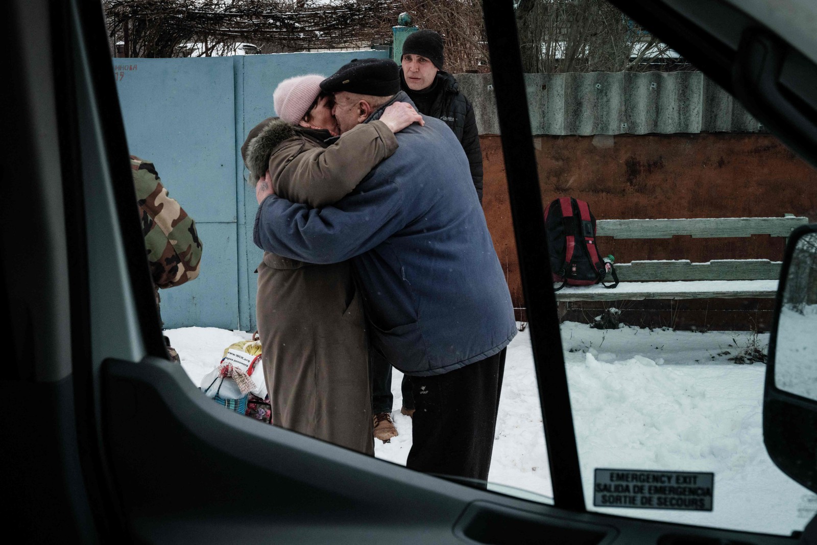 Lubov Yakimovich, 68, se despede de Mykola, 71. Mãe e filho decidem deixar a casa, em Chasiv Yar, Ucrânia, mas o pai decide ficar — Foto: YASUYOSHI CHIBA/AFP