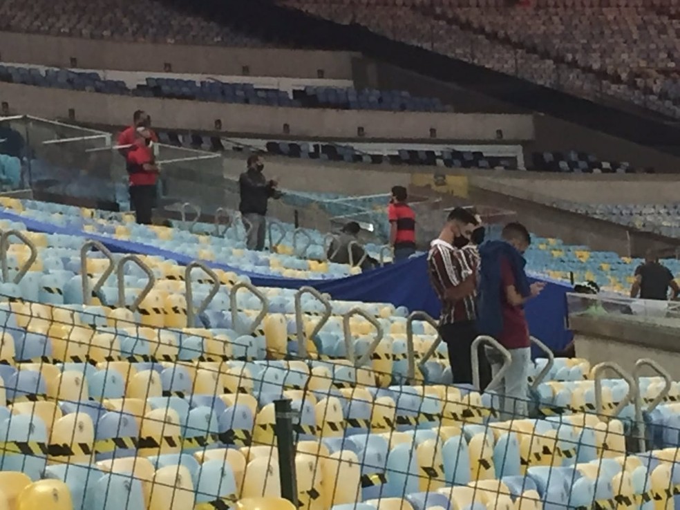 Pequeno grupo de torcedores tricolores foram convidados da Ferj &mdash; Foto: Thiago Lima