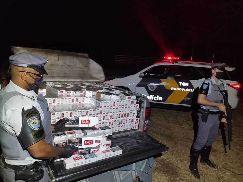 Cigarros contrabandeados foram encontrados em compartimento de carga de caminhonete — Foto: Polícia Militar Rodoviária/Divulgação