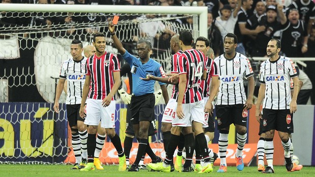 Jogadores do São Paulo reclamam com árbitro Luiz Flávio de Oliveira (Foto: Marcos Ribolli)